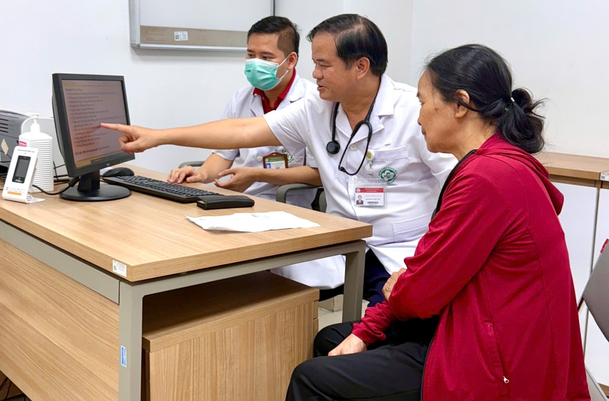 Giám đốc BV Bạch Mai trực tiếp khám miễn phí 5.000 người có công ở Ninh Bình