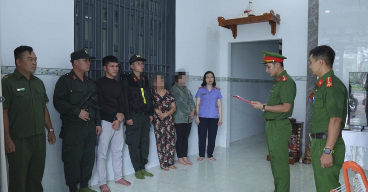 Thi hành lệnh khám xét, khởi tố hàng loạt tổ trưởng, quản lý kho, nhân viên vật liệu