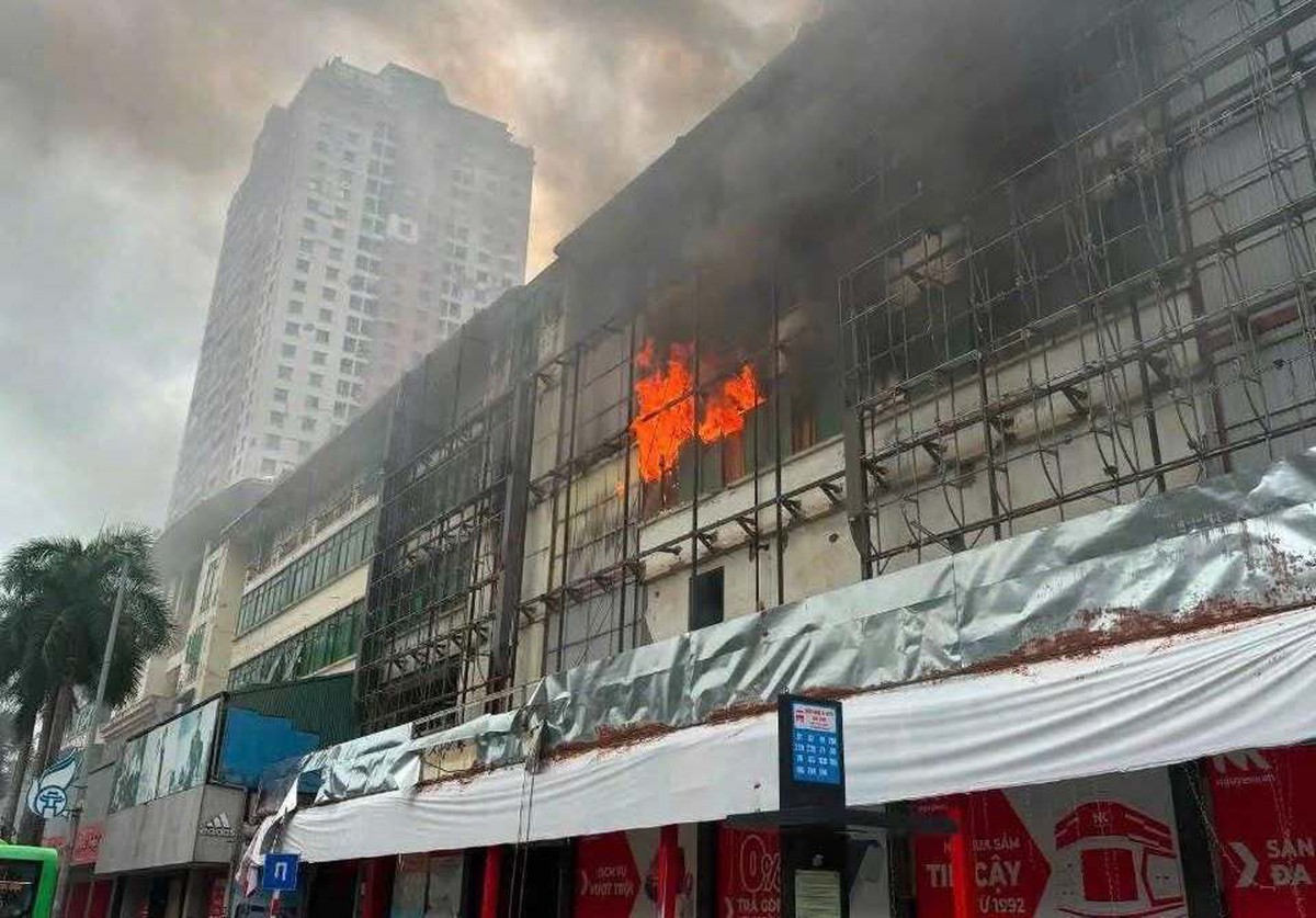 Cháy ngùn ngụt ở siêu thị điện máy cũ trên phố Hà Nội