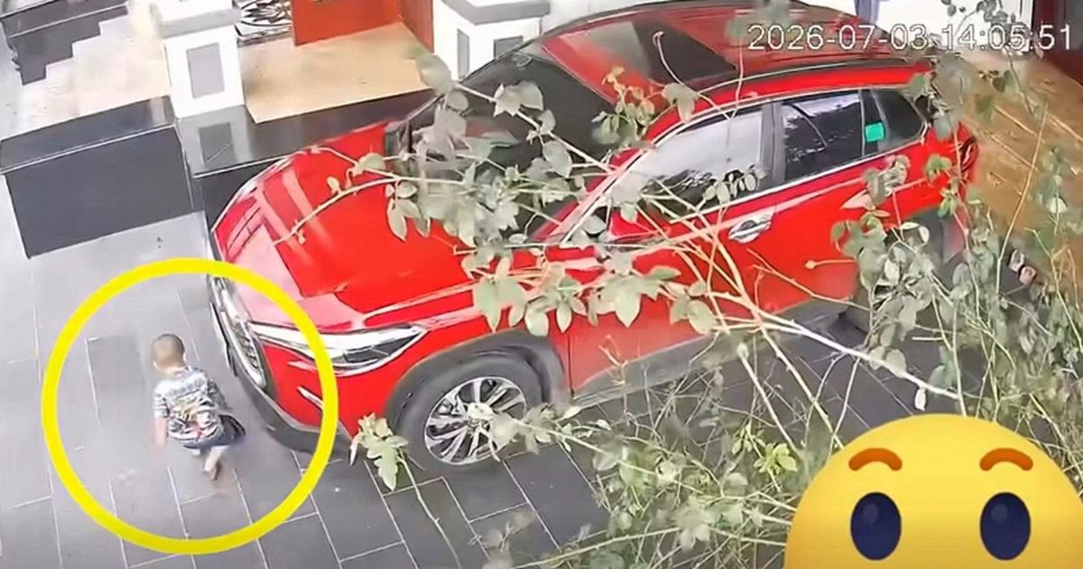 Clip khiến các bậc cha mẹ thót tim: Bé trai bò dưới gầm ô tô khi người lớn chuẩn bị khởi động máy