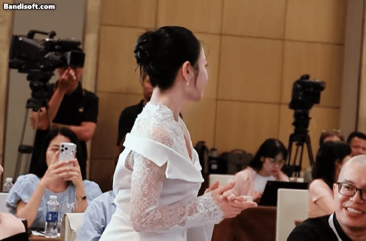 Mỹ nhân VTV chỉ đổi kiểu tóc mà cả triệu người sục sôi: Người đẹp làm gì cũng đẹp, khen xinh nhất giờ vàng chả sai