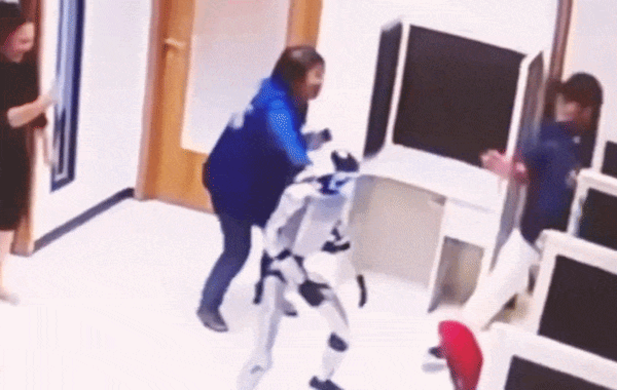 Hàng triệu người hoảng loạn vì robot "nổi loạn" đánh đồng nghiệp: Sự thật khiến ai cũng ngỡ ngàng