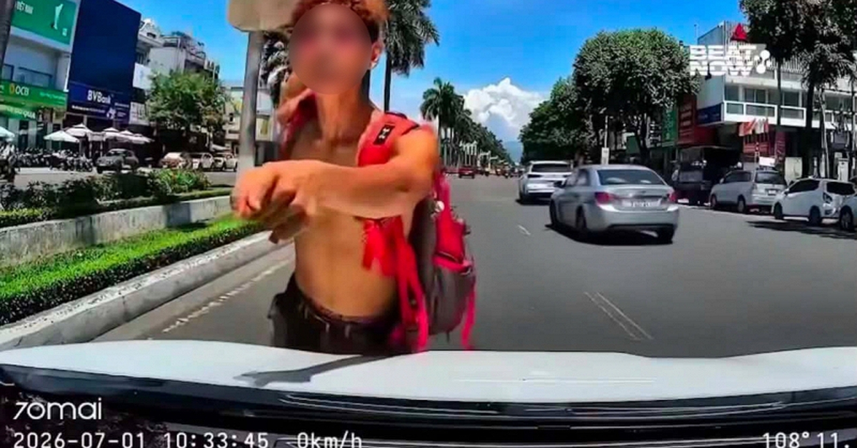 Trượt ván giữa làn ô tô, nam thanh niên thách thức tài xế "biết bố mày là ai không": Công an vào cuộc