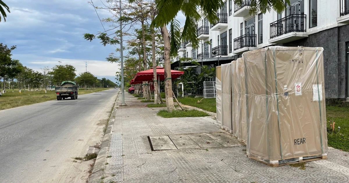 Tự ý cho thuê mặt bằng vỉa hè, công viên làm trạm sạc xe điện