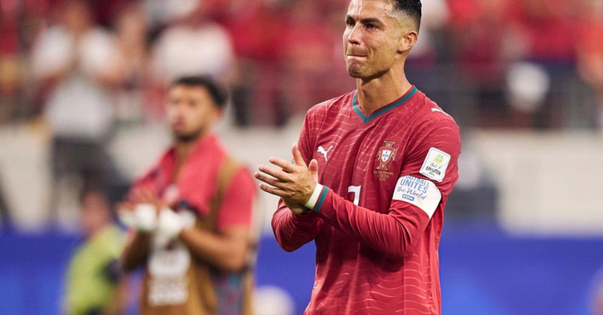 Vì sao Ronaldo luôn mặc áo dài tay trên sân: Siêu sao tuyển Bồ Đào Nha không cảm thấy nóng sao?