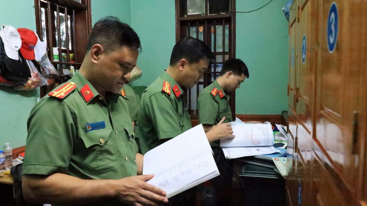 Khởi tố 2 Phó Chủ tịch xã Phùng Văn Quang SN 1979 và Trương Xuân Hữu SN 1983