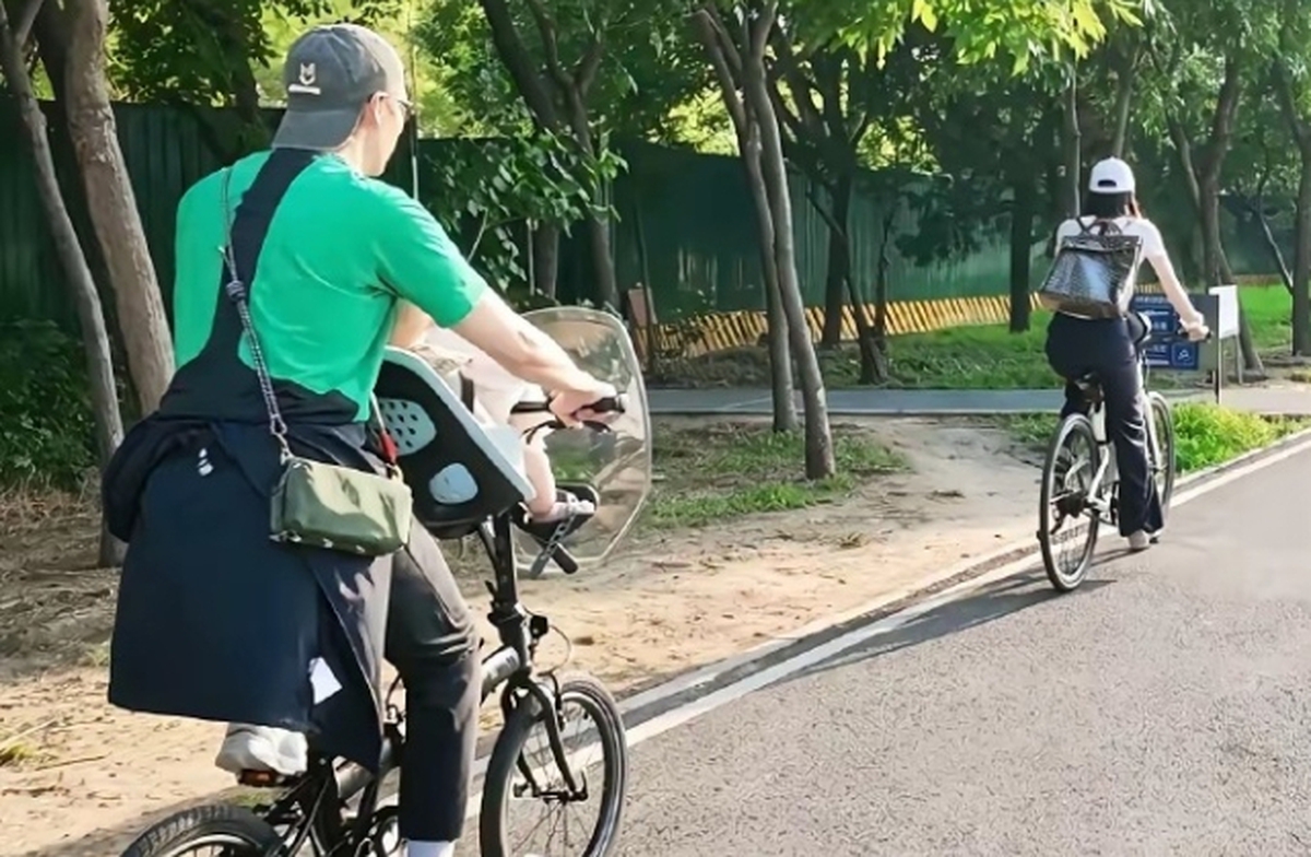 "Tóm gọn" chủ tịch showbiz và nàng thơ H.T đưa con trai đi chơi, ngoại hình quý tử thành tâm điểm