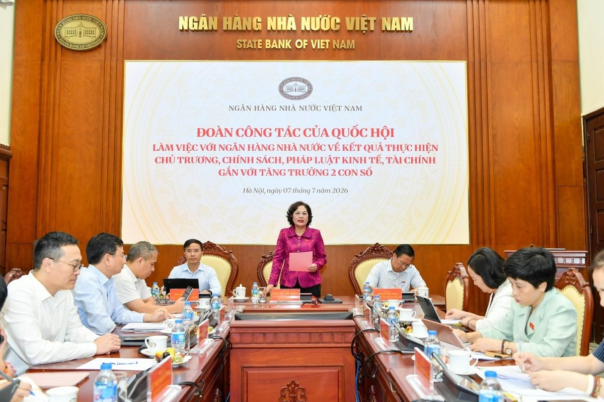 Phó Chủ tịch Quốc hội Nguyễn Thị Hồng đề nghị Ngân hàng Nhà nước giữ vững ổn định vĩ mô, kiểm soát lạm phát, đồng thời đảm bảo thúc đẩy tăng trưởng kinh tế 2 con số