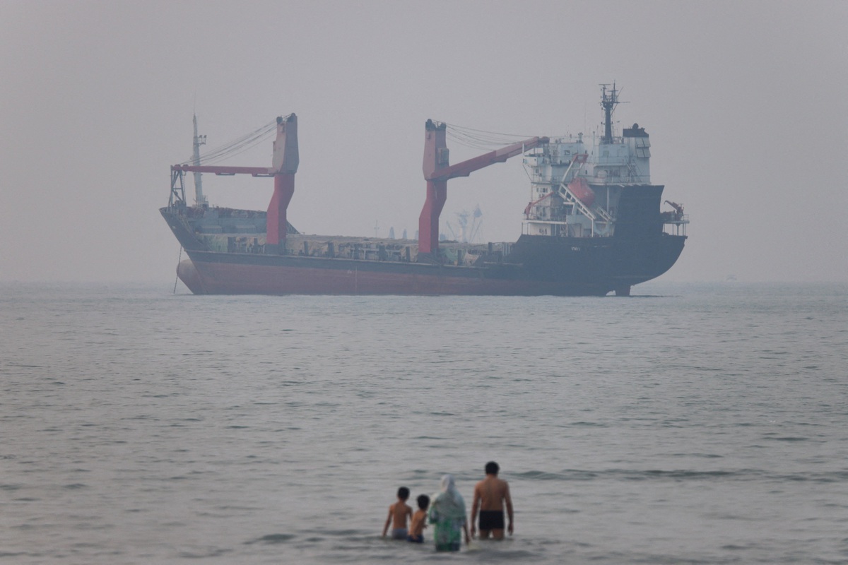 Tàu chở dầu bị vật thể bay không xác định tấn công tại eo biển Hormuz