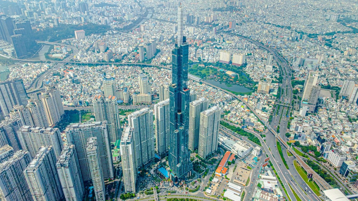 Doanh nghiệp ồ ạt bung hàng, chuyên gia Savills cảnh báo một nghịch lý đáng lo ngại ở thị trường TP.HCM