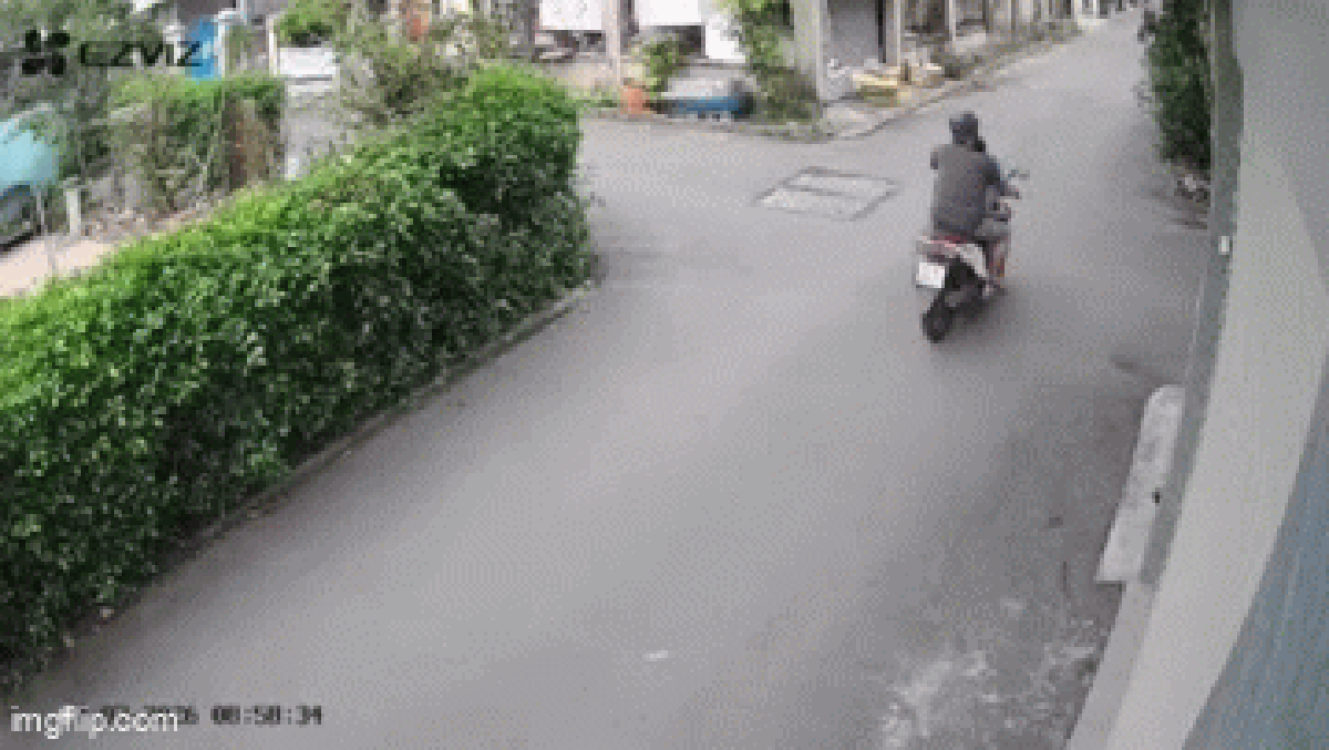 Người đàn ông đạp vào đầu, chửi bới cô gái sau va chạm, thêm 1 chi tiết gây bức xúc