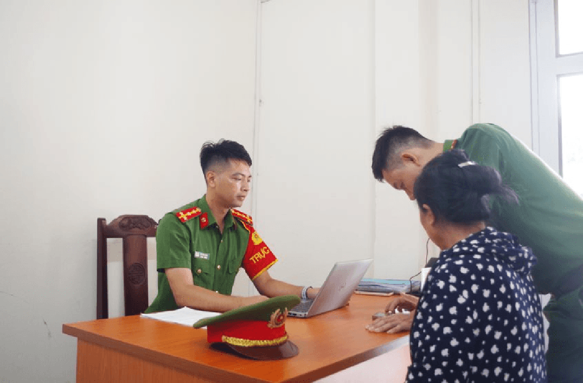 Số điện thoại lạ yêu cầu kết bạn Zalo, hướng dẫn tích hợp thông tin VNeID, người phụ nữ SN 1967 lập tức trình báo công an, bảo toàn 205 triệu đồng trong tài khoản Agribank
