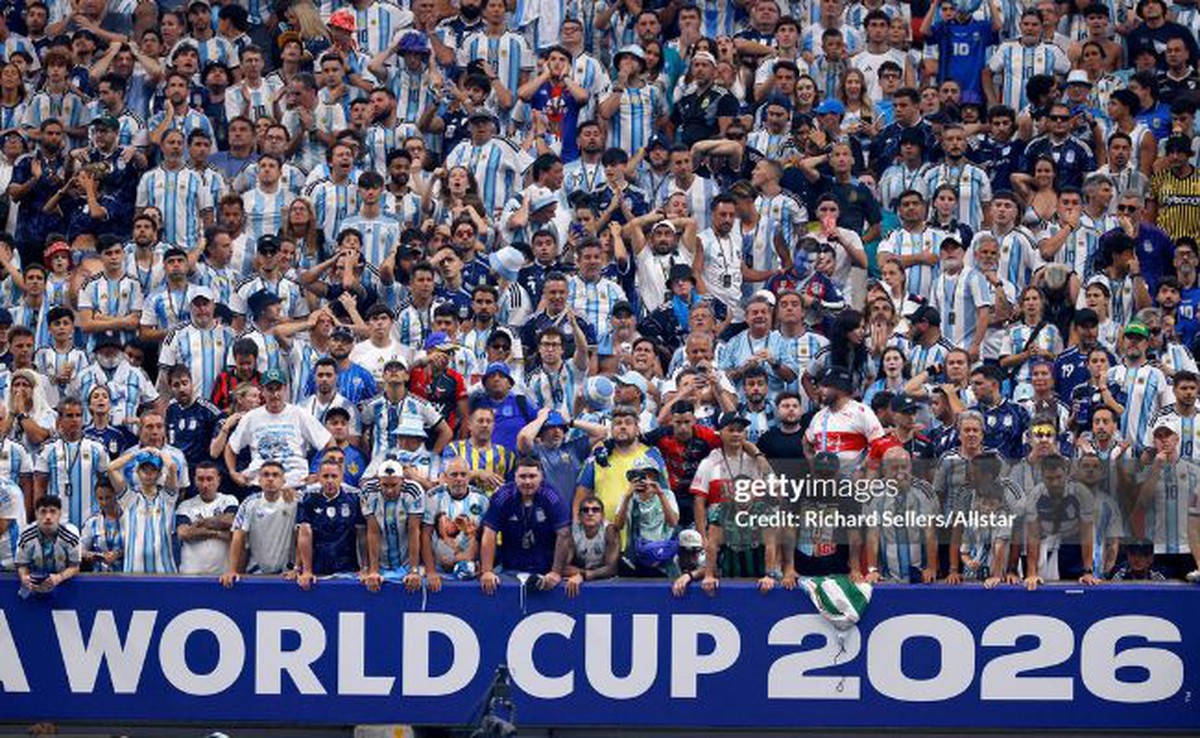 Giữa tranh cãi trọng tài World Cup thiên vị Argentina, Chủ tịch liên đoàn bóng đá AFA bất ngờ bị FBI điều tra
