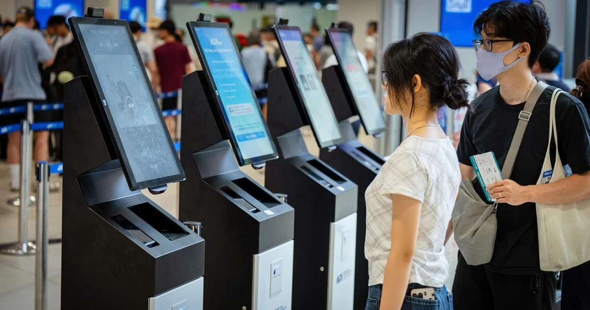 Khách đi máy bay xác thực sinh trắc học 10 giây tại Nội Bài