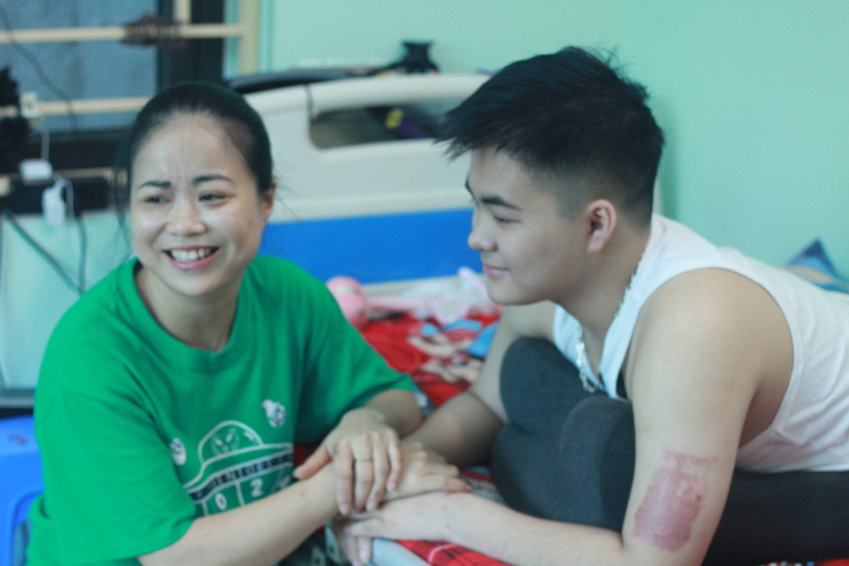 Chàng trai chỉ còn một nửa cơ thể sau tai nạn: "Con sẽ đi làm, mua ô tô tặng mẹ"
