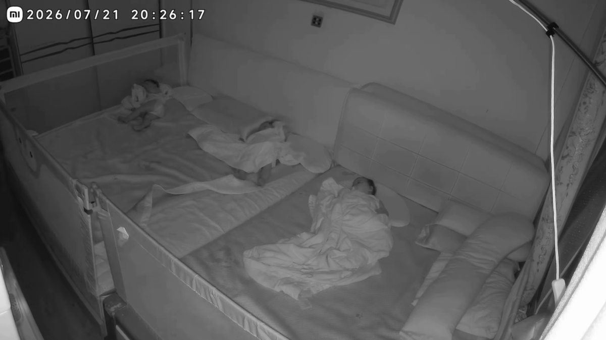 Camera trong phòng ngủ ghi lại 19 phút đặc biệt, 25 triệu người đã xem và trầm trồ