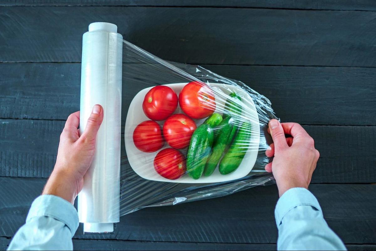 Ai hay dùng màng bọc thực phẩm nhất định phải biết điều này