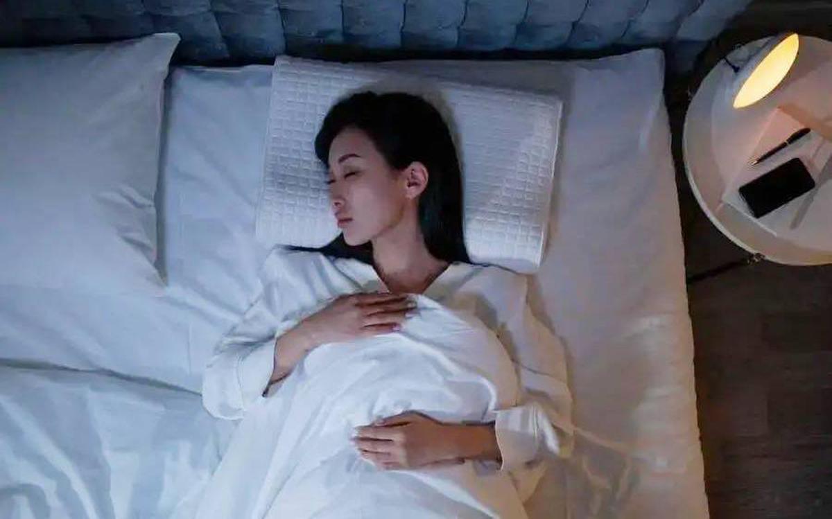 Bật điều hòa vẫn đắp chăn khi ngủ: Thói quen tưởng “ngược đời” lại có lý do