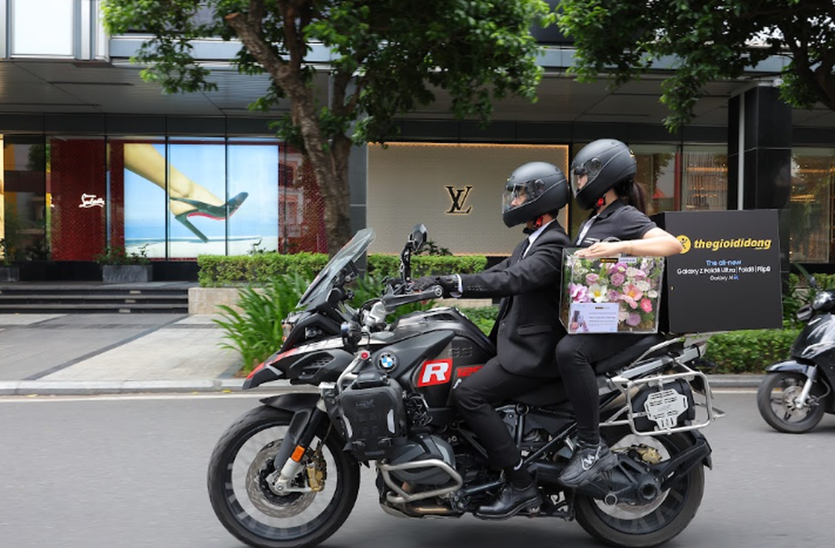 Chiêu marketing độc lạ của Thế Giới Di Động: Tung dàn "shipper VIP" mặc vest đen đi giao điện thoại