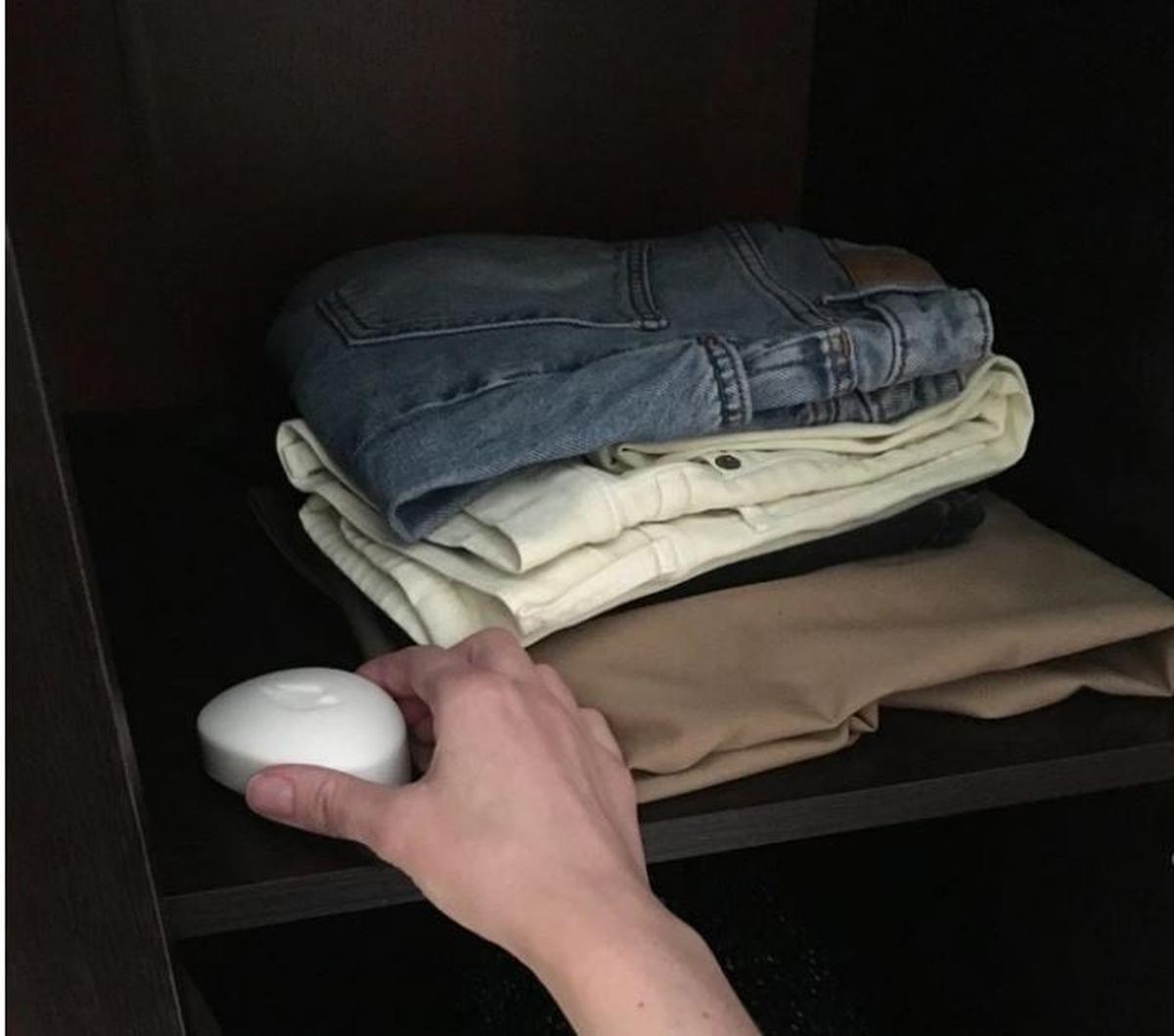 Vì sao nhiều nhà luôn có 1 bánh xà phòng mới nguyên trong tủ quần áo? Tác dụng không ngờ