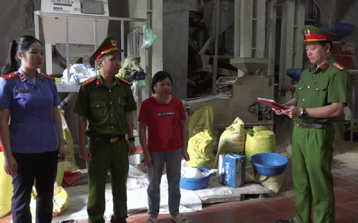Cận cảnh khám xét công ty Biên Ly và hộ kinh doanh Quân Lan