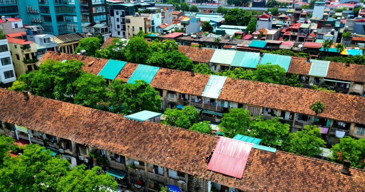 Khu tập thể cũ xuống cấp, người dân nép sát tường vẫn sợ vữa rơi