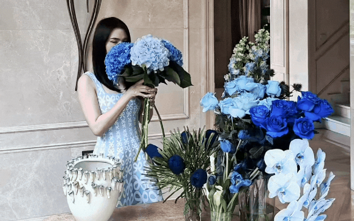 "Phú bà" Ngọc Loan chiều fan hết nấc: Cắm bình hoa tone xanh theo yêu cầu, nhưng điều netizen nể phục lại là chi tiết này