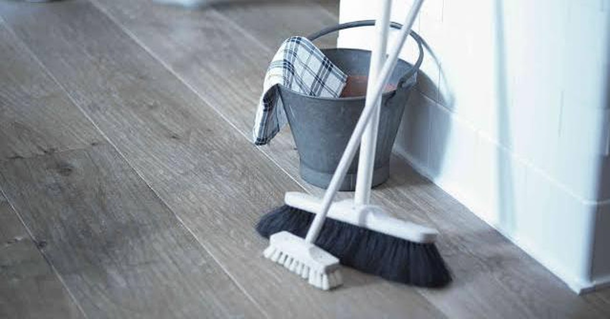 Vì sao nhiều gia đình ngâm chổi vào nước nóng pha muối, giấm trước khi đi ngủ? Công dụng ít ai ngờ