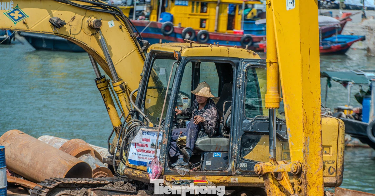 Người lao động vất vả bám trụ mưu sinh giữa trời nắng thiêu đốt