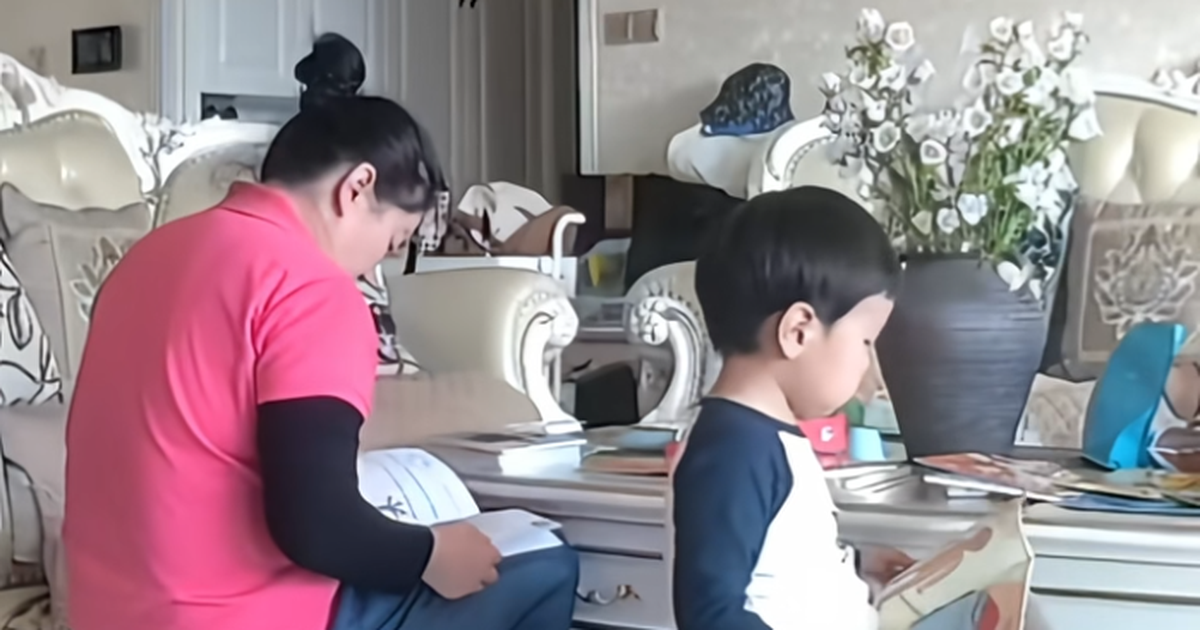 Đang ở ngoài, người mẹ bật camera thấy cảnh tượng khó tin giữa bảo mẫu và con trai, xúc động cắt clip đăng ngay lên mạng
