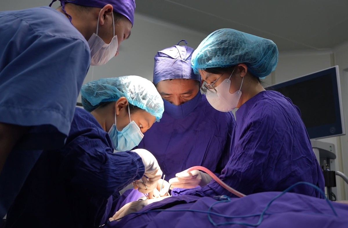 Nuốt miếng cơm to để chữa hóc xương cá, người đàn ông thủng thực quản