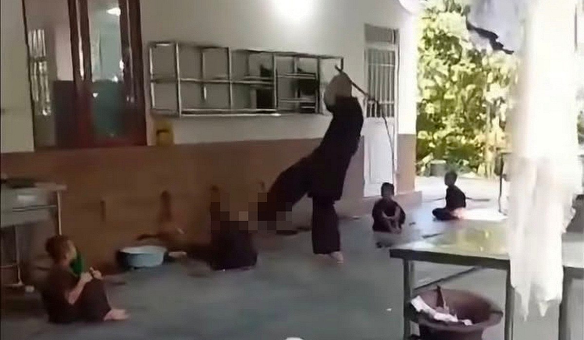 Người đàn ông mặc áo nâu đánh chú tiểu thậm tệ ở Phú Thọ: Hé lộ lai lịch, đã bị công an tạm giữ