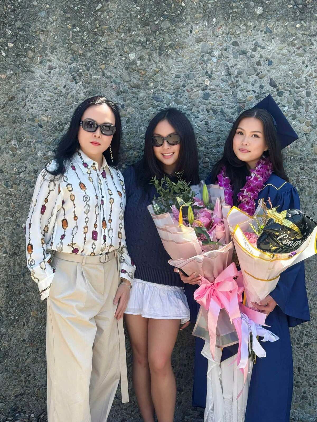 Con gái Phượng Chanel mới ngày nào đi du học, giờ tốt nghiệp đại học "top", đã giỏi còn xinh