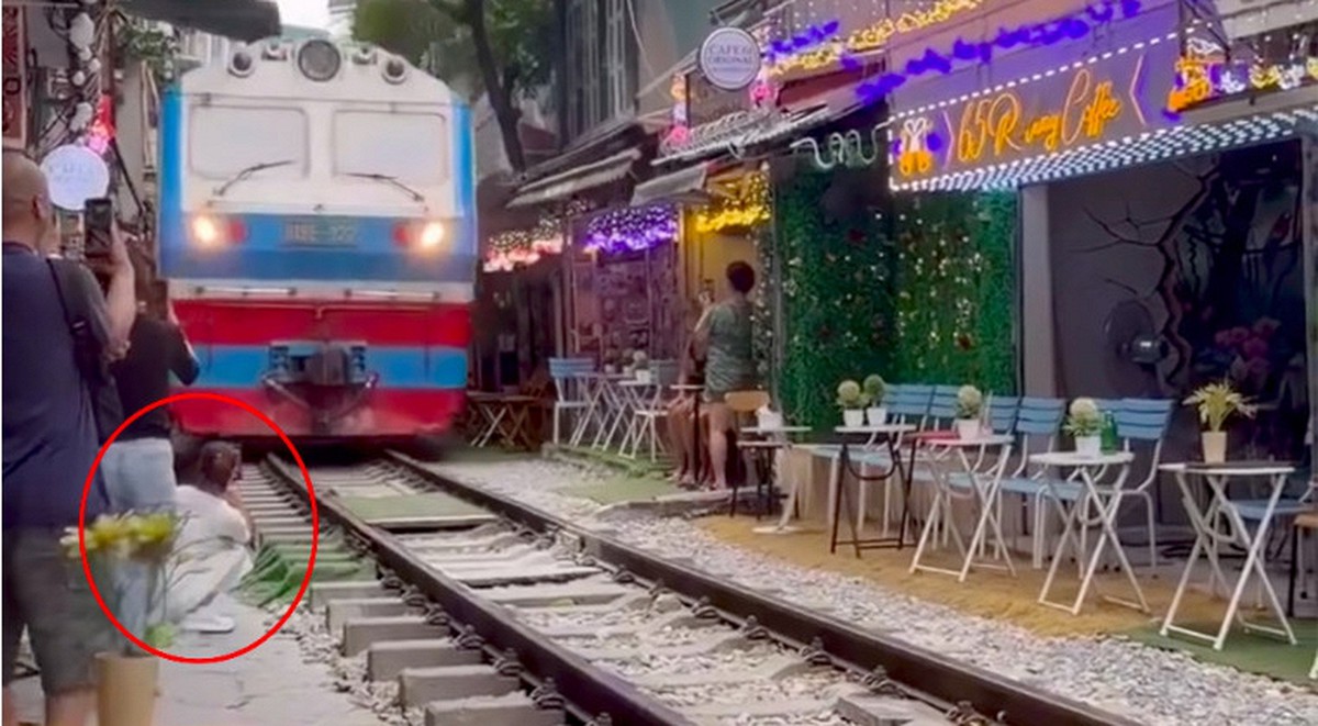 Cô gái bị tàu hất văng điện thoại ở "phố cà phê đường tàu": Một trường hợp bị xử phạt