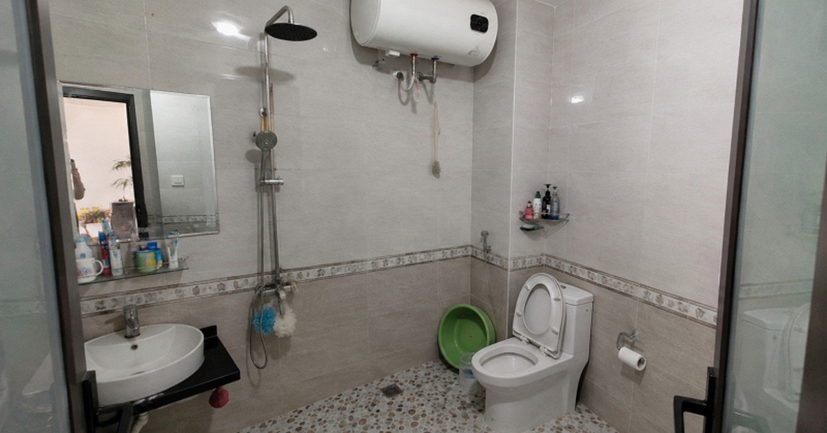 Vì sao ngày càng nhiều gia đình không còn lắp bình nóng lạnh trong phòng tắm? 2 cách bố trí an toàn hơn đang dần trở thành xu hướng mới