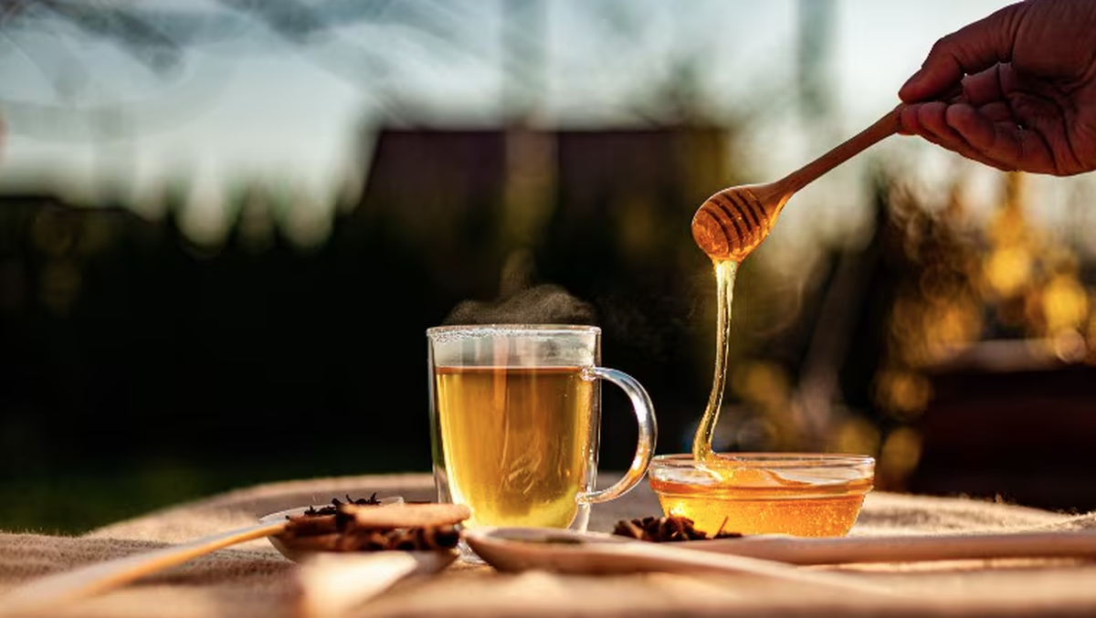Người đàn ông ngày nào cũng uống nước mật ong, 1 năm sau đi khám, bác sĩ thốt lên ‘uống sai cách rồi’