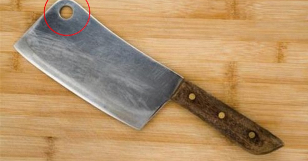 Lý do chiếc dao thường có 1 lỗ tròn