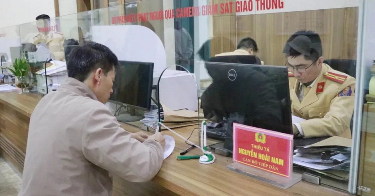 Người đi xe máy, ô tô cảnh giác với tin nhắn giả mạo liên quan giao thông