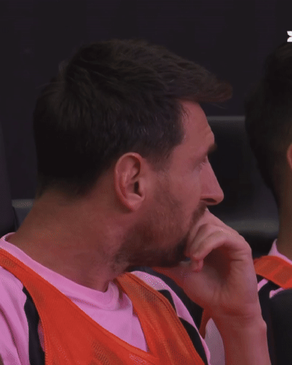 Video: Xúc động ánh mắt đượm buồn của Messi trên ghế dự bị trận đấu của Inter Miami