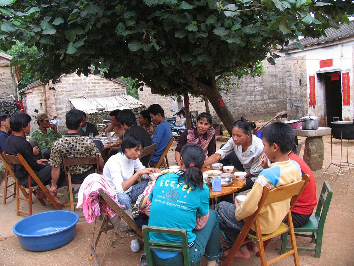 Con đỗ đại học, bố mẹ mời cả làng ăn mừng nhưng một câu nói của hàng xóm khiến cả nhà chạnh lòng