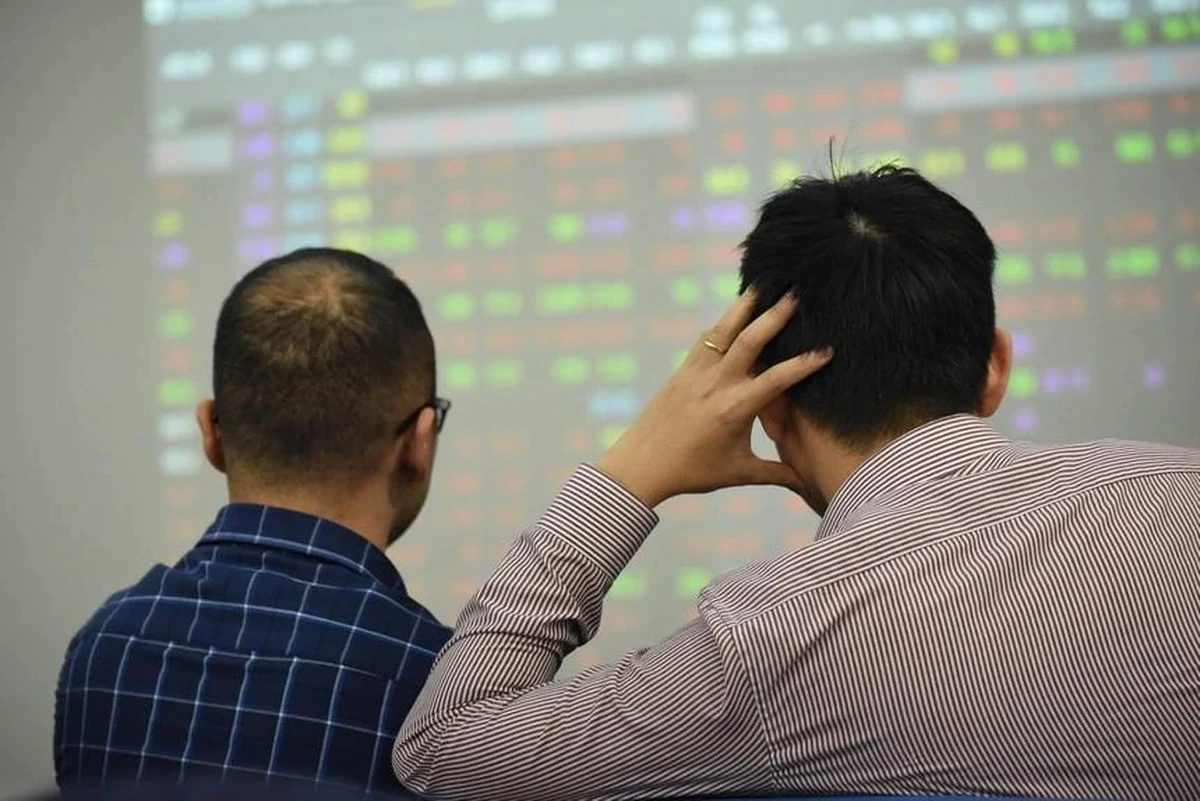 Lực bán "dội" mạnh cuối phiên, VN-Index lại rời xa 1.800 điểm