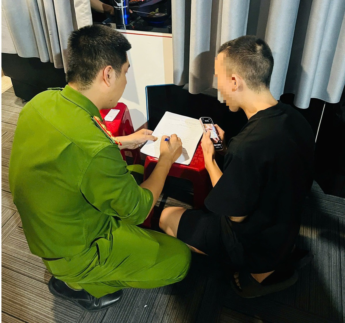 Công an phường đồng loạt ra quân, kiểm tra 25 quán Internet