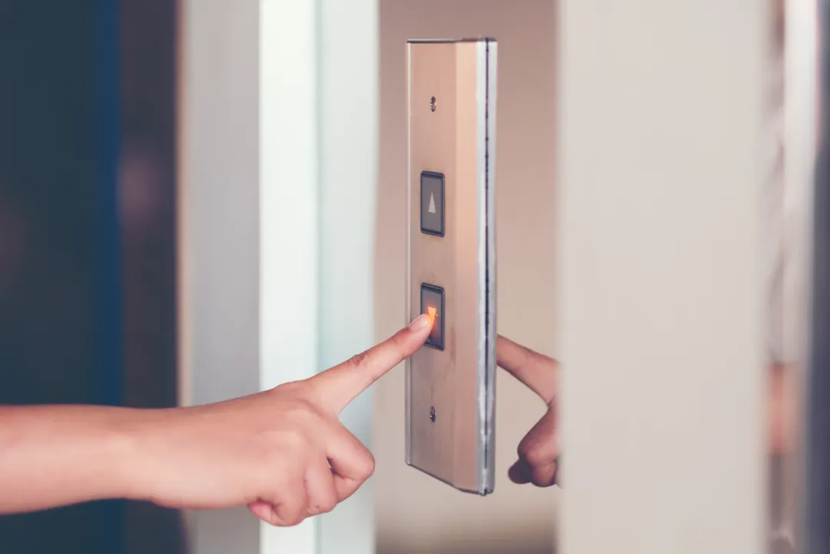 10 điều không nên làm khi đi thang máy có thể bạn chưa nghe thấy bao giờ