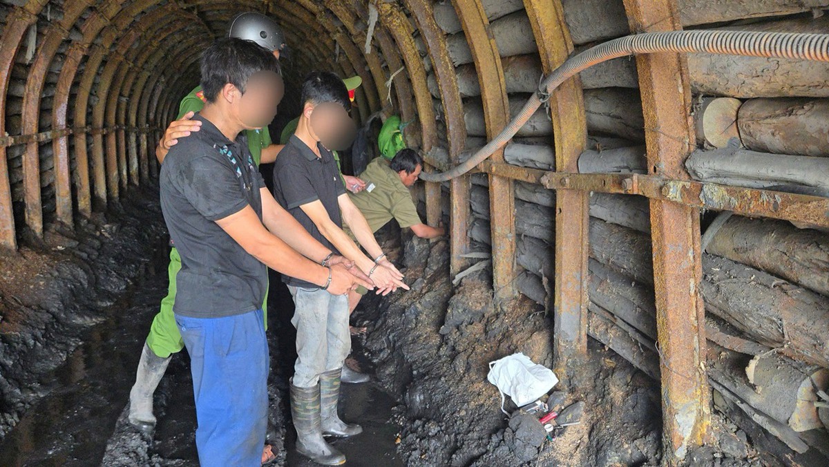 Công an kiểm tra một mỏ than: Bắt khẩn cấp 2 công nhân