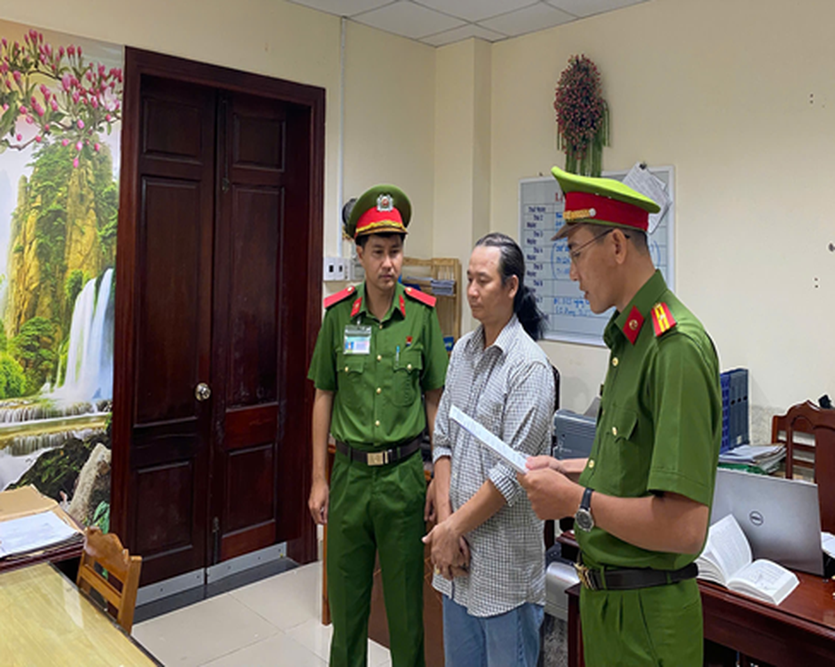 Khám xét cửa hàng giày dép, khởi tố ông chủ Phạm Văn Tân SN 1983