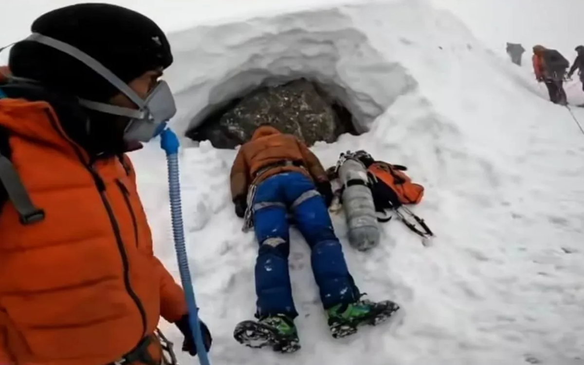 Vì sao Vùng Tử Thần trên Everest lại khiến não bộ và cơ thể con người dần tự hủy diệt ngay cả khi đang thở bình oxy?