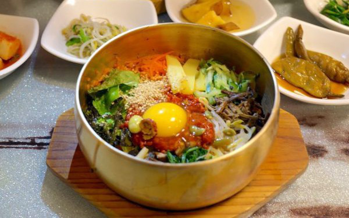 Vì sao người Hàn Quốc thường dùng bát đĩa kim loại nặng như vậy?