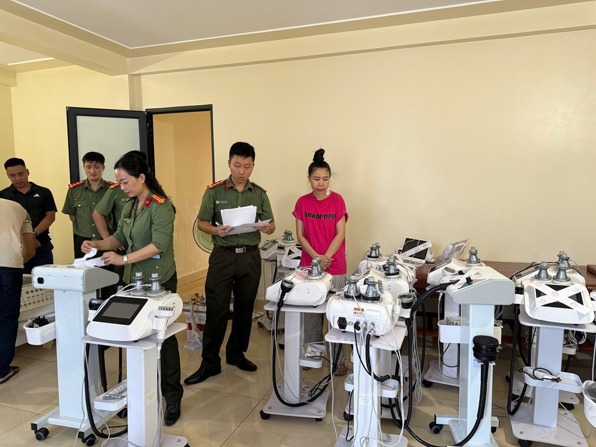 Công an khám xét cơ sở điều trị bệnh xương khớp trái phép "Phúc Tâm 8", tạm giam 3 đối tượng với giao dịch hơn 9 tỷ đồng