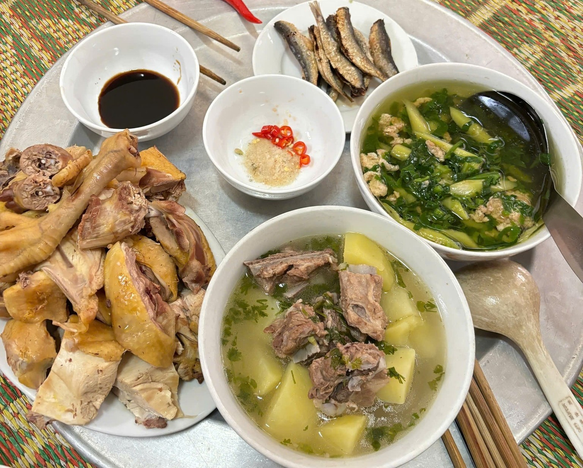 Vì sao không nên gắp thẳng thức ăn từ đĩa đưa vào miệng?