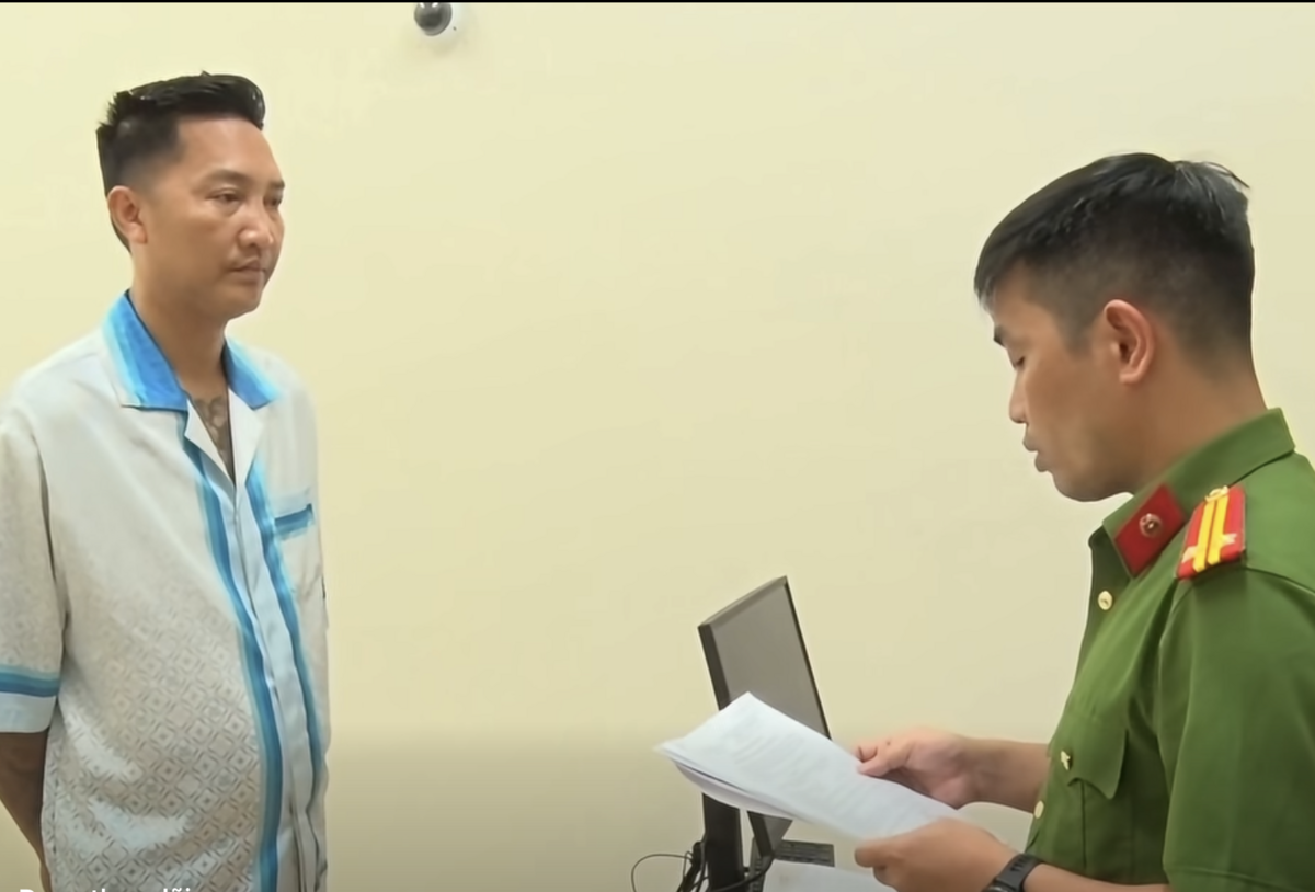 Vì sao Huấn Hoa Hồng bị bắt giam?